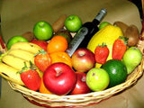 Cesta de frutas enteras con vino