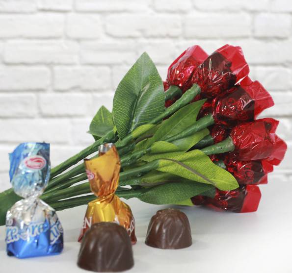 Ramo de 18 Rosas con Bombón regalos originales san valentín 2019