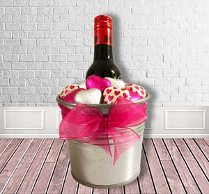 "CUBO PLATEADO CON VINO Y BOMBONES"
